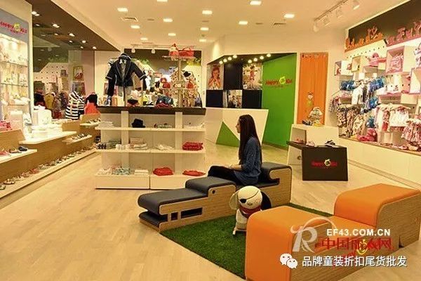 童裝店鋪裝修設(shè)計要點，怎樣裝修出特色店鋪！  品牌童裝尾貨一手貨源，幫你來裝修